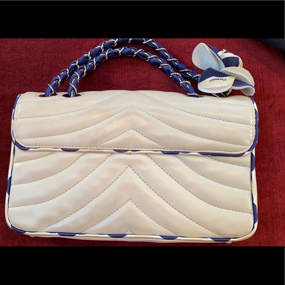 Chanel beige/grey classic quilted bag with flower - Picture 10 of 12